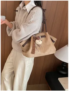 Vintage suède shopper tas voor dames, grote schoudertas met schattige berenhanger voor dagelijks.