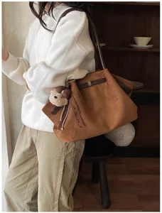 Bruine suède schoudertas voor dames, grote capaciteit shopper tas met schattige beren hanger.