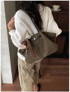 Gedetailleerd uitzicht van vintage suède shopper tas, grote schoudertas dames herfst winter.