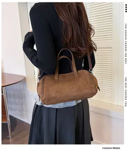 Detailansicht der eleganten Retro-Wildleder-Boston-Bag mit feinen handgewebten Nähten.