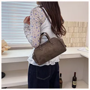 Vintage Wildleder Boston Handtasche für Damen, große Retro Umhängetasche mit Flechtdetails.