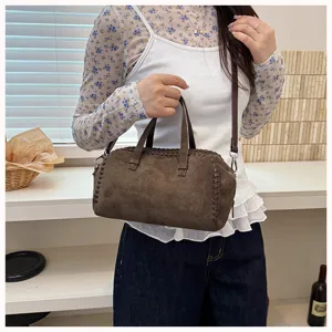 Vintage Wildleder Boston Handtasche für Damen, lässige Umhängetasche mit gewebten Details.