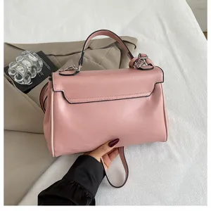 Borsa a mano in pelle rosa con manico e tracolla, elegante borsa da donna dettaglio vista.
