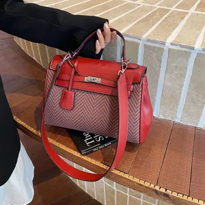 Dettaglio borsa a mano donna retro, elegante borsa a tracolla in tweed e pelle sintetica.