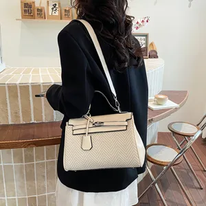 Vista dettagliata di una borsa a tracolla retrò color-block con patta e chiusura.