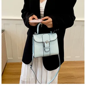 Retro crocodile pattern handbag for women, chic fashion shoulder bag with metal buckle design.