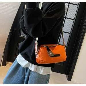 Stijlvolle oranje nylon schoudertas voor dames casual lichtgewicht tas voor dagelijks.