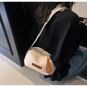 Minimalistische mode schoudertas met brede geweven band casual crossbody schelp tas voor vrouwen.