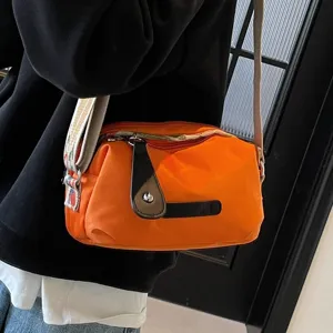 Minimalistische mode oranje crossbody schoudertas met brede band voor dames casual.