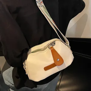 Stijlvolle casual crossbody tas voor dames met geprint hengsel en ruim hoofdvak.