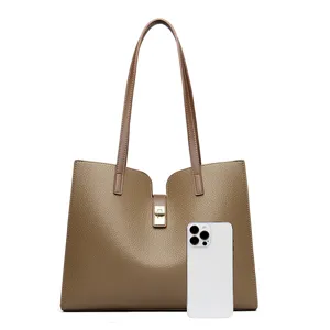 Grand cabas de travail pour femme, élégant sac à main en cuir avec verrou métallique.