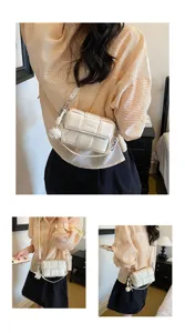Vue détaillée du sac bandoulière tissé élégant, sac à main en cuir pour femme au quotidien.