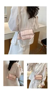 Sac bandoulière tissé rose pour femmes, sac élégant avec chaîne et design tendance et chic.