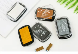 Encreur pour loisirs créatifs avec couvercles transparents pour scrapbooking et tampons.