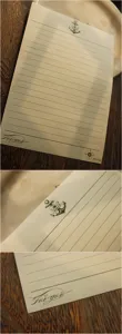 Vue détaillée de papeterie lignée vintage, motif d'ancre, idéale pour écrire ou pour la calligraphie.