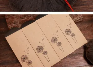 Vue détaillée des étuis en papier kraft avec motif de pissenlit et style de papeterie rétro.