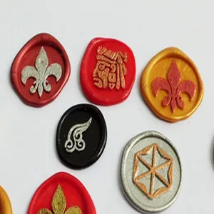 Échantillons de cire à cacheter rétro en plusieurs couleurs avec motifs gaufrés.