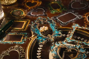 Autocollants de journal décoratifs de style baroque rétro avec des bordures dorées et bleues.