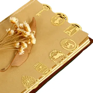 Marque-page en métal laiton vintage avec motif de dentelle délicat, cadeau de papeterie créatif.