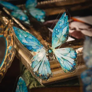 Sticker transparent de papillon bleu style baroque pour journal decoratif et projets de bricolage.