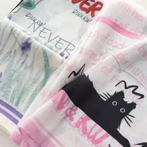 Detailaufnahme des bedruckten Damenseidentuchs mit Katzen- und Buchstaben-Design