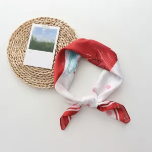 Schickes 70cm rot-weißes Seidenquadrat-Halstuch mit Herz-Print, vielseitiges Sommer-Accessoire.