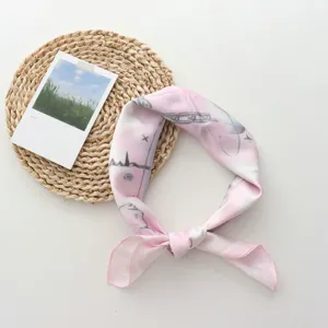 Süßes rosa herzgedrucktes kleines quadratisches Tuch für Damen, vielseitiger Frühlingsschal.