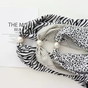 Pañuelo de cuello mujer con hebilla magnética perla, estampado cebra y leopardo.