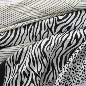 Detalle de pañuelo de seda en blanco y negro, con estampados de cebra y leopardo.