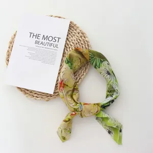 Vue détaillée du foulard carré en coton à imprimé floral de style peinture à l'huile.
