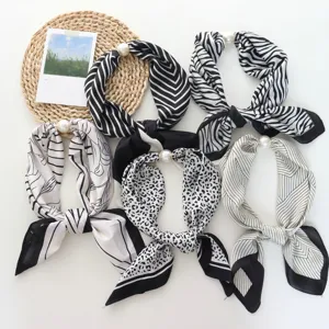 Pañuelo de Mujer de Poliéster Estampado Bufanda de Seda Versátil Con Hebilla Magnética de Perla Estampado de Cebra Leopardo