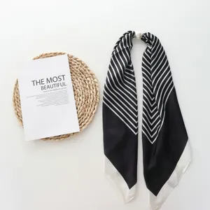 Elegante panuelo de seda a rayas blancas y negras con hebilla magnetica de perlas.