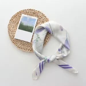 Detailansicht des floralen Seidenquadrattuchs mit eleganten lila Pflanzenprints für den Frühling.