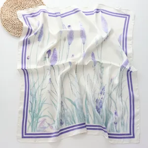 Elegantes quadratisches Seidentuch mit Lavendel Blumenmuster und lila Rand für Damen stilvoll.