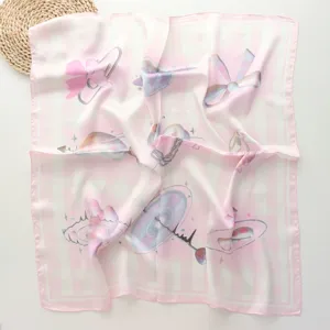 Detailansicht eines 70cm rosa gestreiften Tuchs mit süßen Schleifen und Herz-Prints.