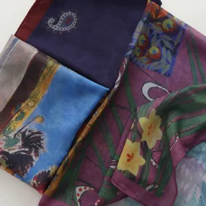 Foulard carré à motif de peinture à l'huile rétro, 70x70cm léger effet soie pour le cou des femmes.