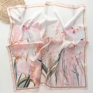Detailansicht des rosafarbenen Seidenschals mit Blumenprint für modische Frühlings- und Sommertage.