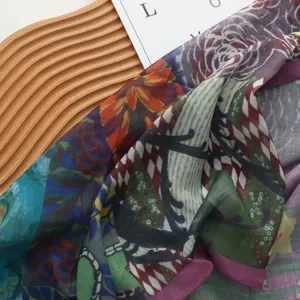 Vue détaillée du foulard carré en coton et soie à peinture à l'huile rétro avec imprimés.