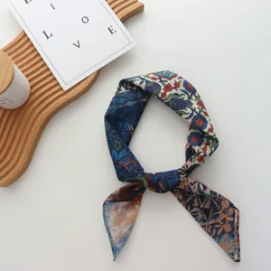 Foulard carre sensation soie style peinture a l'huile vintage motif floral col detail