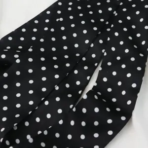 Foulard long a pois noirs, detail de cravate vintage chic pour tenues tres elegantes.