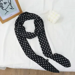 Écharpe longue et étroite en soie noire à pois blancs, élégant accessoire rétro pour le cou.