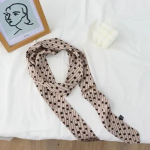 Gros plan d'un foulard étroit rétro à pois et rayures diagonales pour accessoire chic.