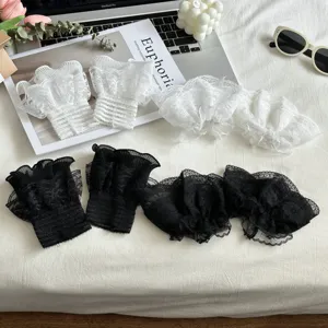 Spitzen-Handgelenkmanschetten Detail mit feinen Rüschen und elastischem Plissee für süsse Looks.