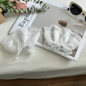 Schicke weiße Spitzen-Manschetten mit zarten Rüschen, ideal für süße und elegante Outfits.