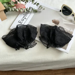 Elegante schwarze Spitzen-Handgelenkmanschetten, süßes Rüschen-Design, modisches Accessoire.