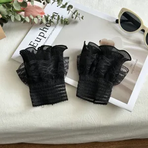 Detailansicht schwarzer Spitzen-Handgelenkmanschetten, feines plissiertes Mesh-Design.
