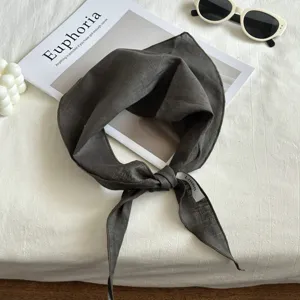 Panuelo triangular de rami liso gris oscuro, ligero y transpirable para el cuello primavera otono.