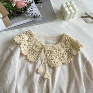 Dettaglio cardigan con colletto traforato in maglia crochet, stile vintage beige.