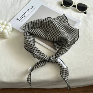 Detalle de bufanda bandana de lino a cuadros blanco y negro, perfecta para primavera y otoño.
