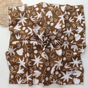 Vintage bruine vierkante bloemensjaal met elegante kantrand voor modieuze damestijl.